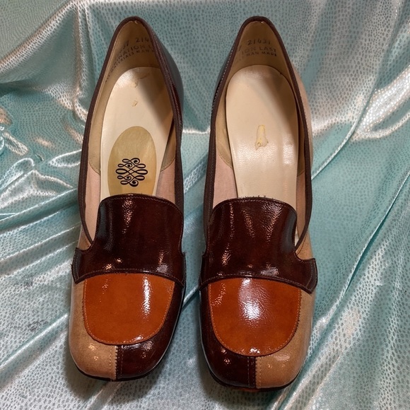 Vintage 70’s brown vinyl with cream and rust block heel pumps. 3. Size 6b - Picture 3 of 7